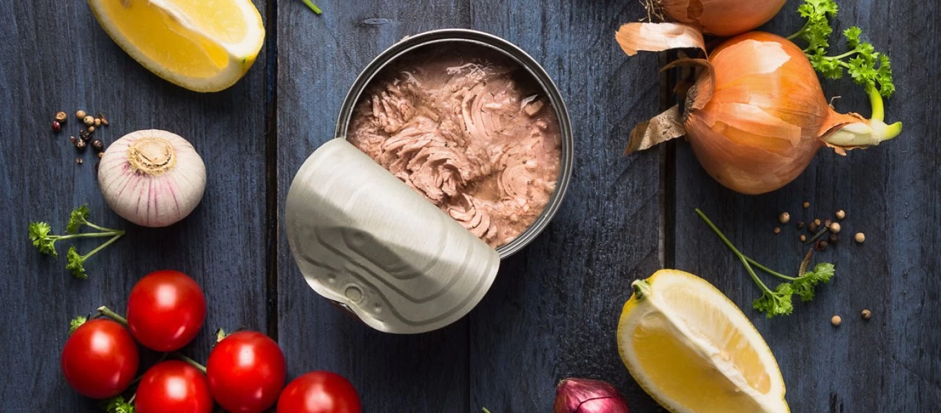 Πήρε μία κονσέρβα με τόνο και άνοιξε μία τρύπα - Δεν φαντάζεστε για ποιο λόγο (βίντεο)